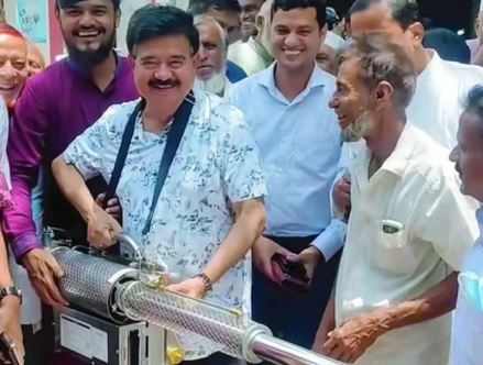 ফগার মেশিন কাঁধে নিয়ে এমপির মশক নিধন উদ্বোধন