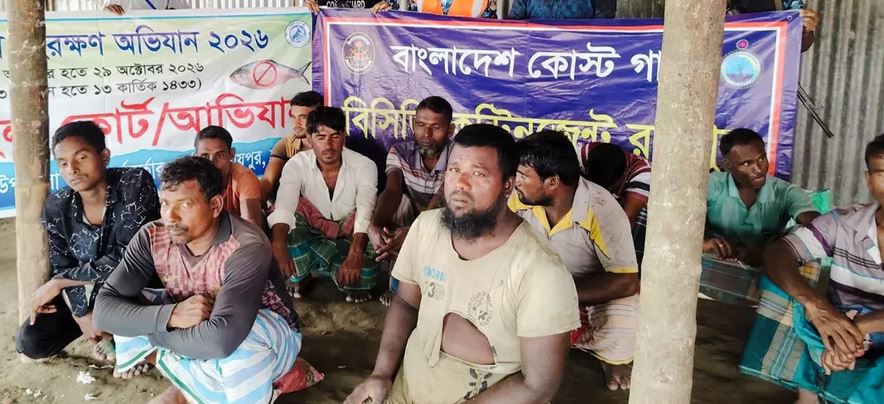 নিষিদ্ধ সময়ে মাছ শিকার , রায়পুরে ১২ জেলে আটক