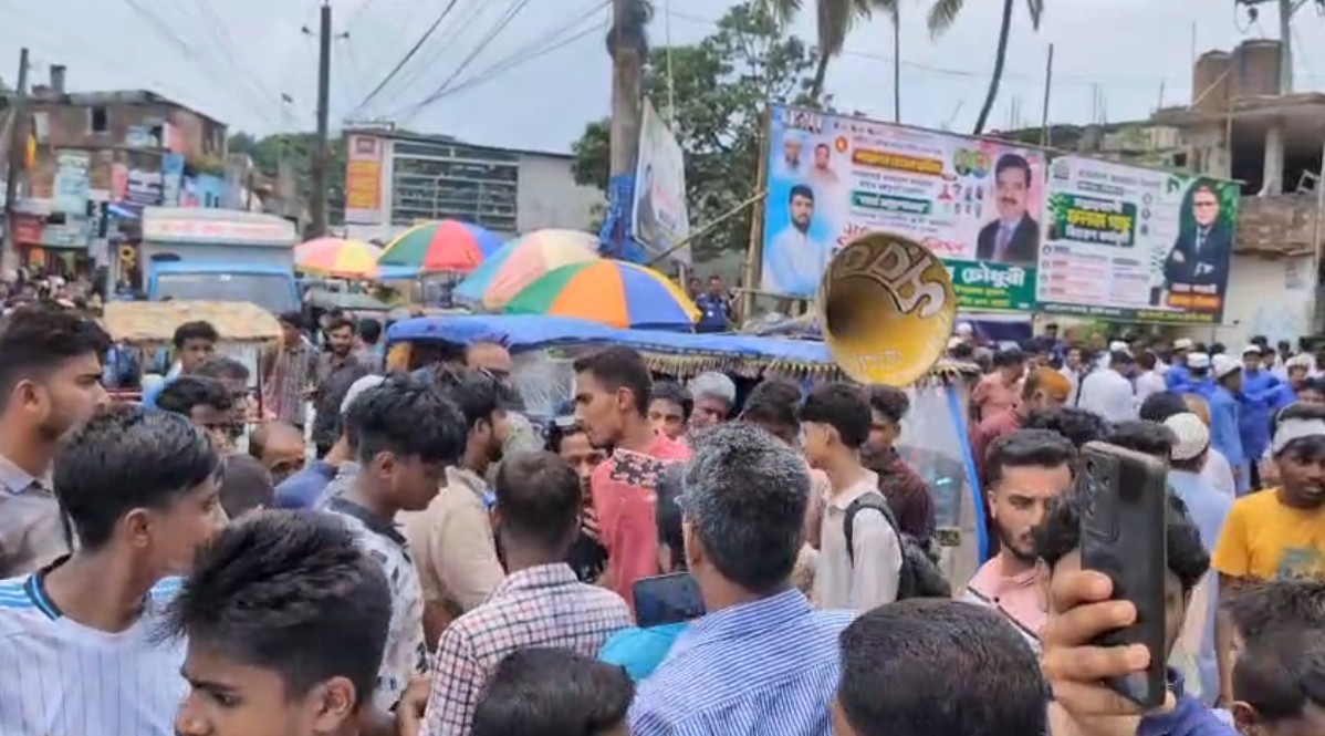 রামগঞ্জে শিক্ষার্থী হত্যা শিক্ষক-শিক্ষার্থী ও স্থানীয়দের সড়ক অবরোধ করে বিক্ষোভ