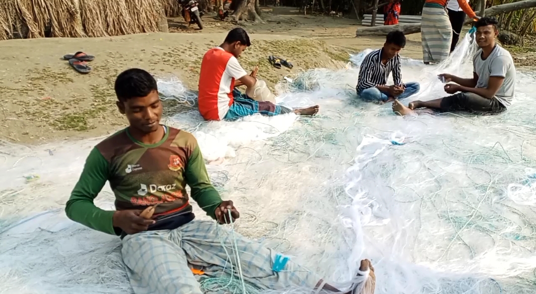 লক্ষ্মীপুরের মেঘনায় এক লাখ জেলে  ইলিশ শিকারের জন্য প্রস্তুত