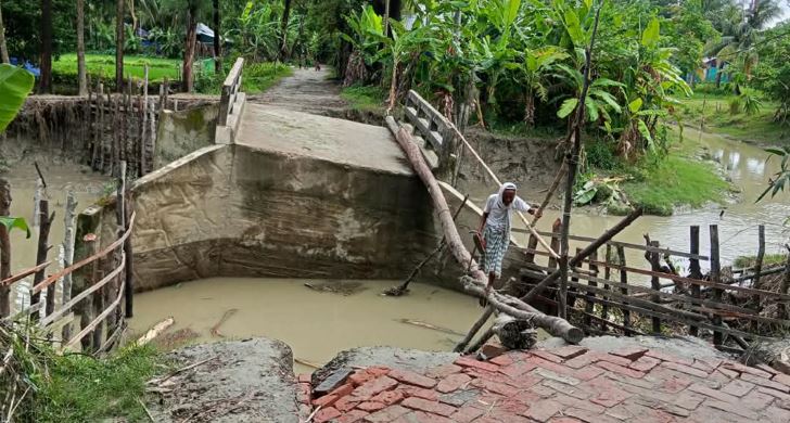 রামগতিতে ব্রিজের সংযোগ সড়ক বিচ্ছিন্ন, ৩০ হাজার মানুষের ভোগান্তিতে