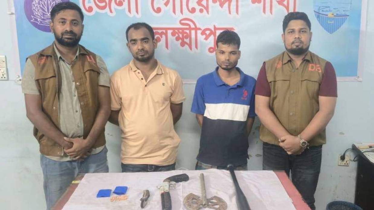 দেশীয় অস্ত্র ও ১৭০টি ইয়াবাসহ দুই যুবককে গ্রেপ্তার করেছে জেলা গোয়েন্দা পুলিশ