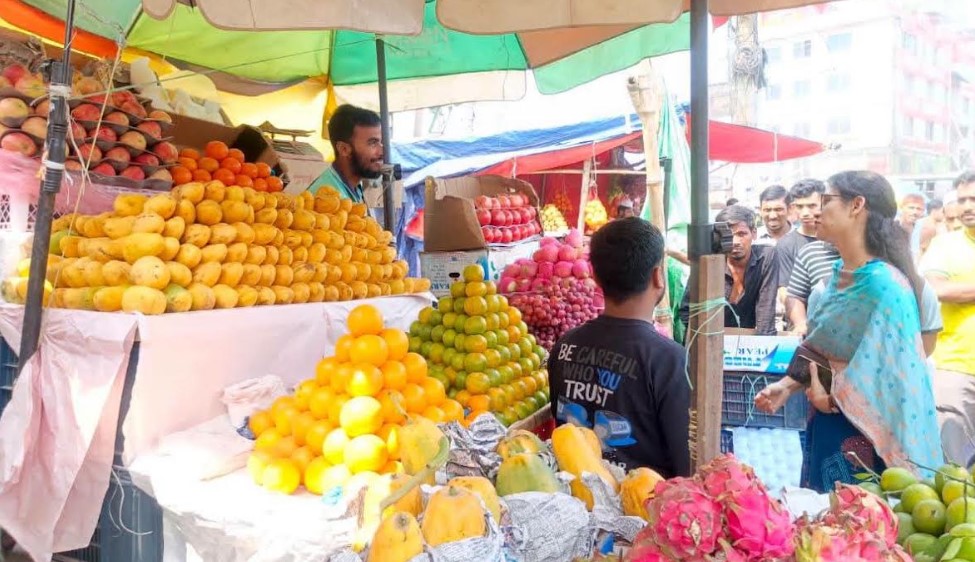 ফলের দোকানে জরিমানা  সাড়ে ১৩ হাজার টাক