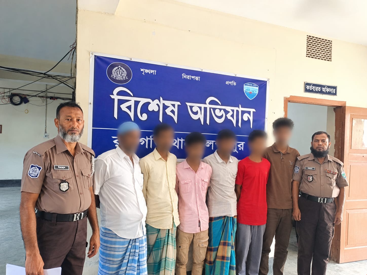 পুলিশের অভিযানে রামগতিতে ৬ আসামী গ্রেফতার