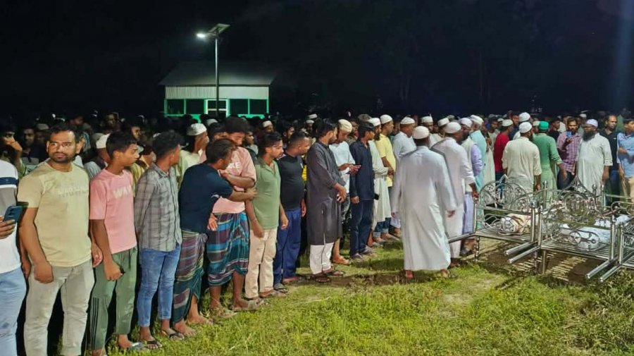 মা ও তিন মেয়েকে পাশাপাশি দাফন, শোকের ছায়া হোমনায়