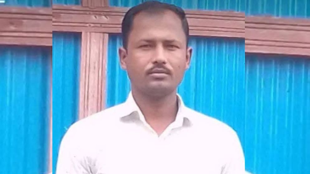 ফুটবলের জন্য নদীতে নেমে তলিয়ে গেল যুবক