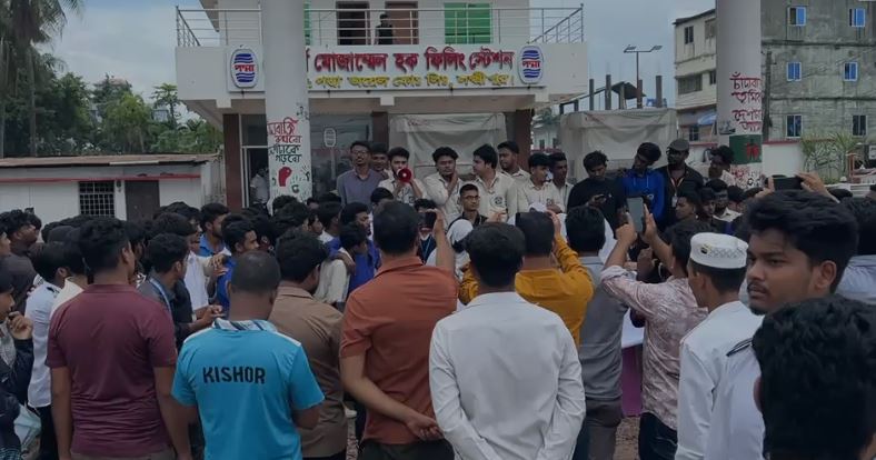 শিক্ষামন্ত্রীর পদত্যাগ দাবিতে লক্ষ্মীপুরে পরীক্ষার্থীদের বিক্ষোভ