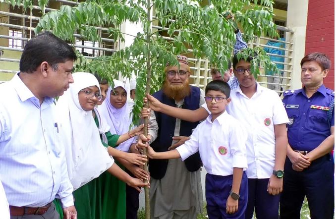 লক্ষ্মীপুরে বৃক্ষরোপণ কর্মসূচি পালিত
