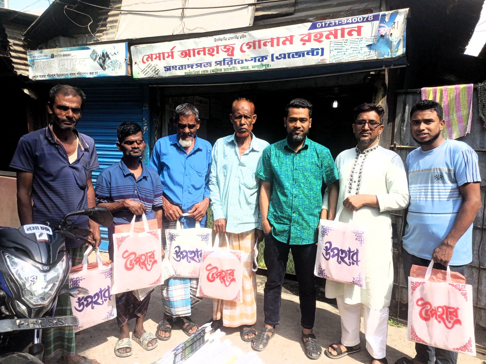 হকারদের সাথে নয়া চাঁদ ফাউন্ডেশনের ঈদ শুভেচ্ছা বিনিময়