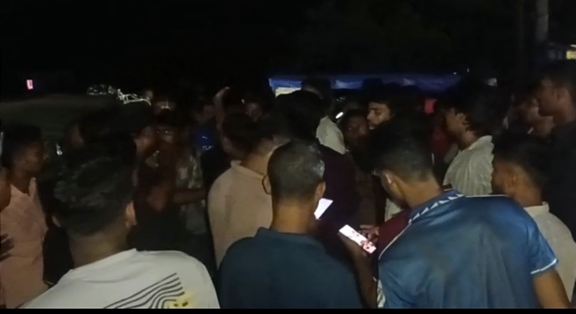 গ্যাসের দাবিতে লক্ষ্মীপুরে সিএনজি চালকদের সড়ক অবরোধ