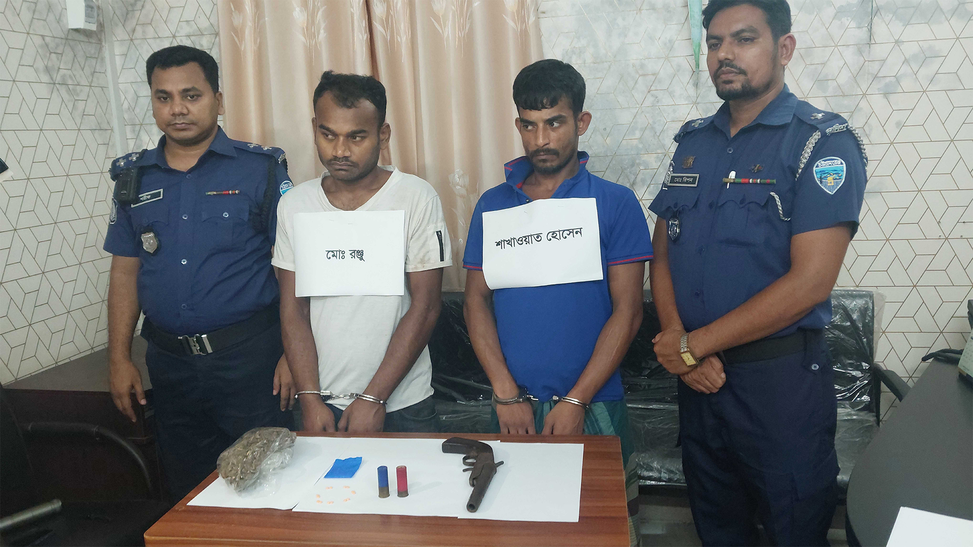 অস্ত্র ও মাদকসহ দুই কারবারিকে পুলিশের জালে
