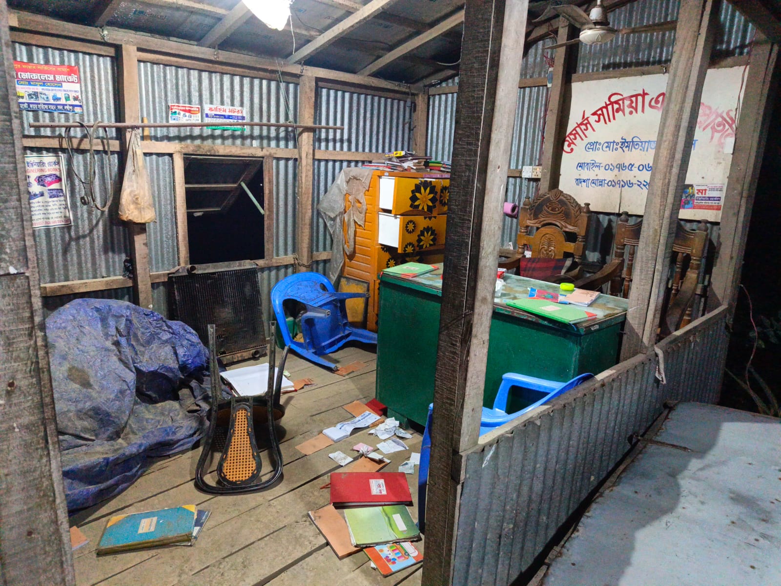 মজুচৌধুরী হাটে বালু মহাল অফিস ভাঙচুর ও লুটপাটের অভিযোগ