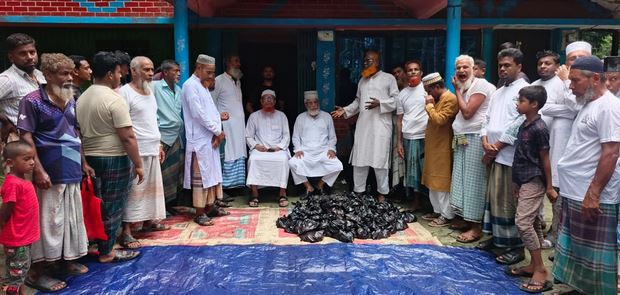 লক্ষ্মীপুরে ১৯৪ টি পশু জবাই দিয়ে ২১ হাজার পরিবারের মাঝে মাংস পৌঁছে দিল জামায়াত।