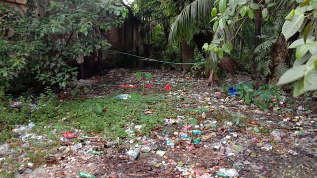 খালে ময়লা স্তুপ